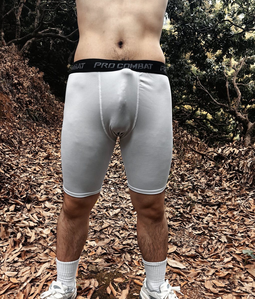 xiaotaidi069's tweet photo. 本期主题是
树林里的高弹小狗
虽然差点被人看到
（但是更加性奋了🤤） https://t.co/im4yFRXwjE