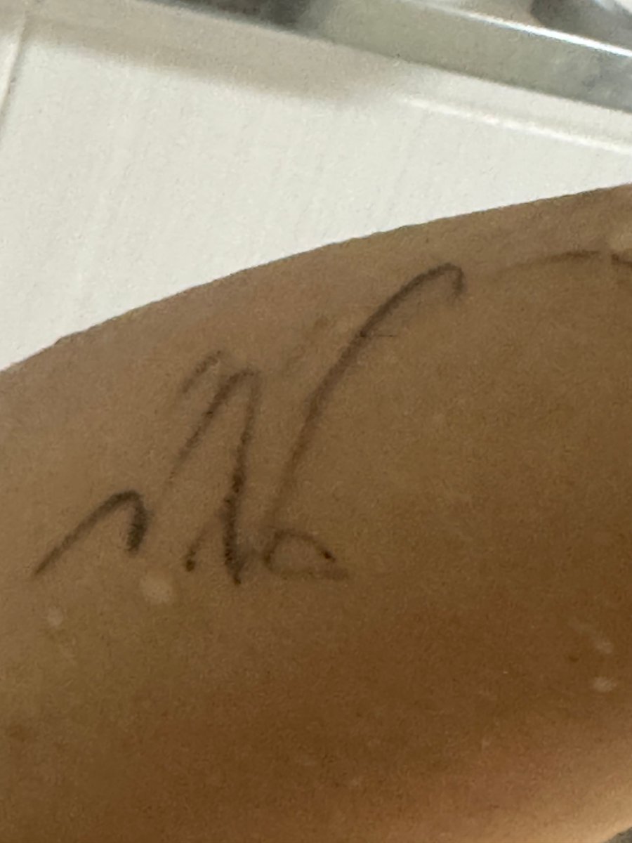 pgwchats's tweet photo. 250317 🧸📷💬 [12:10am kst]

- 📷
- no whenever there's a fansign this happens
- i discovered it while showering
- i didn't even sign wearing short sleeves 
- strange https://t.co/ewoELbe7jl