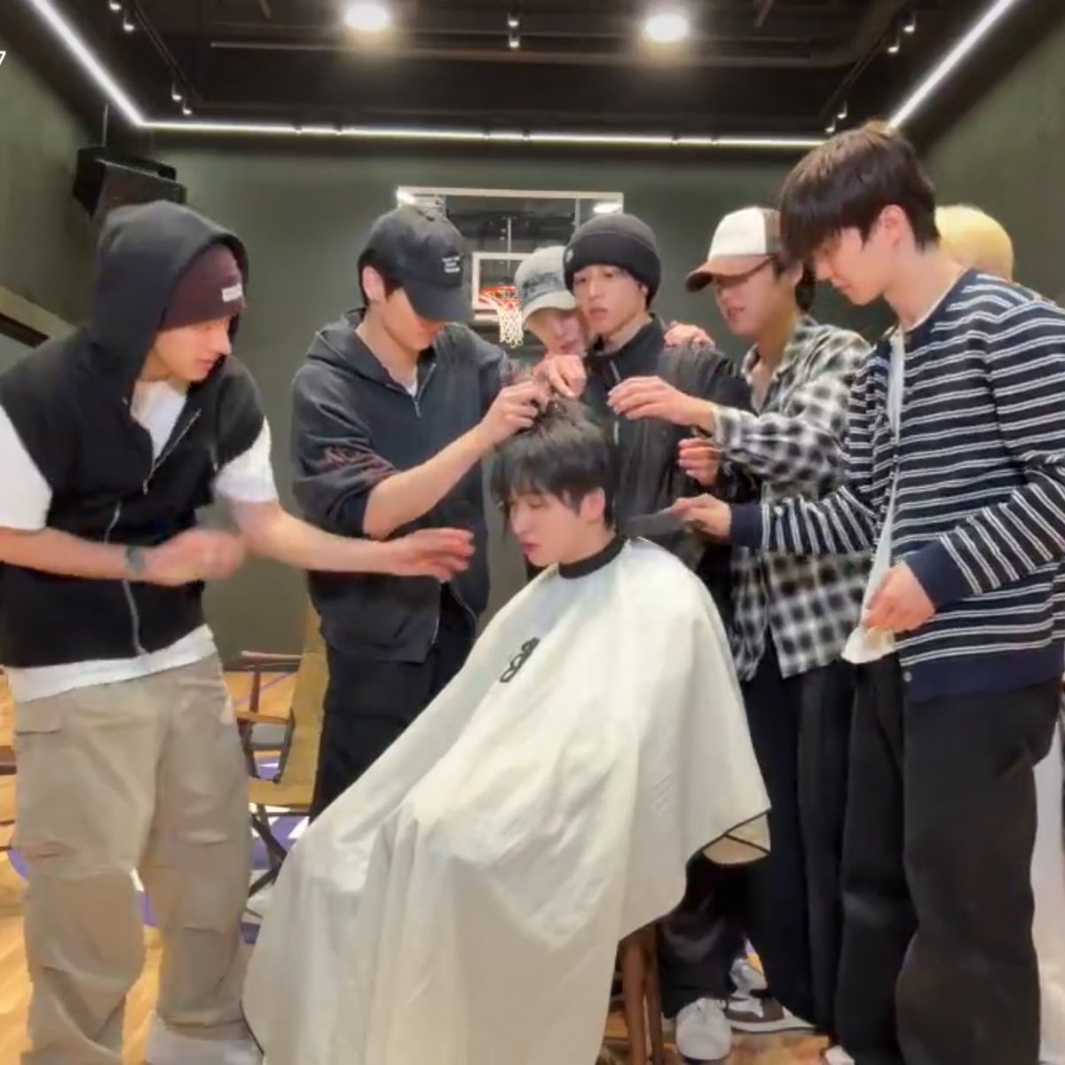 한명씩돌아가면서머리미는중 아..