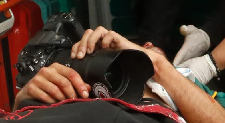7-Lo subieron rápido a una camilla improvisada, un médico lo atendió de urgencia y unas manos amorosas le acomodaron la cámara sobre su pecho.
Su mano sobre la cámara, cuidándola. Abrazándola.
Nosotros te abrazamos a vos Pablo.
Foto de Leandro Teysseire
Bs As, 12 de marzo de 2025