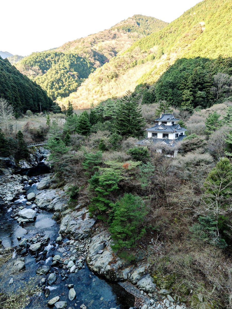 Googleマップに載ってないし教科書にも載ってない山奥にある謎の城。