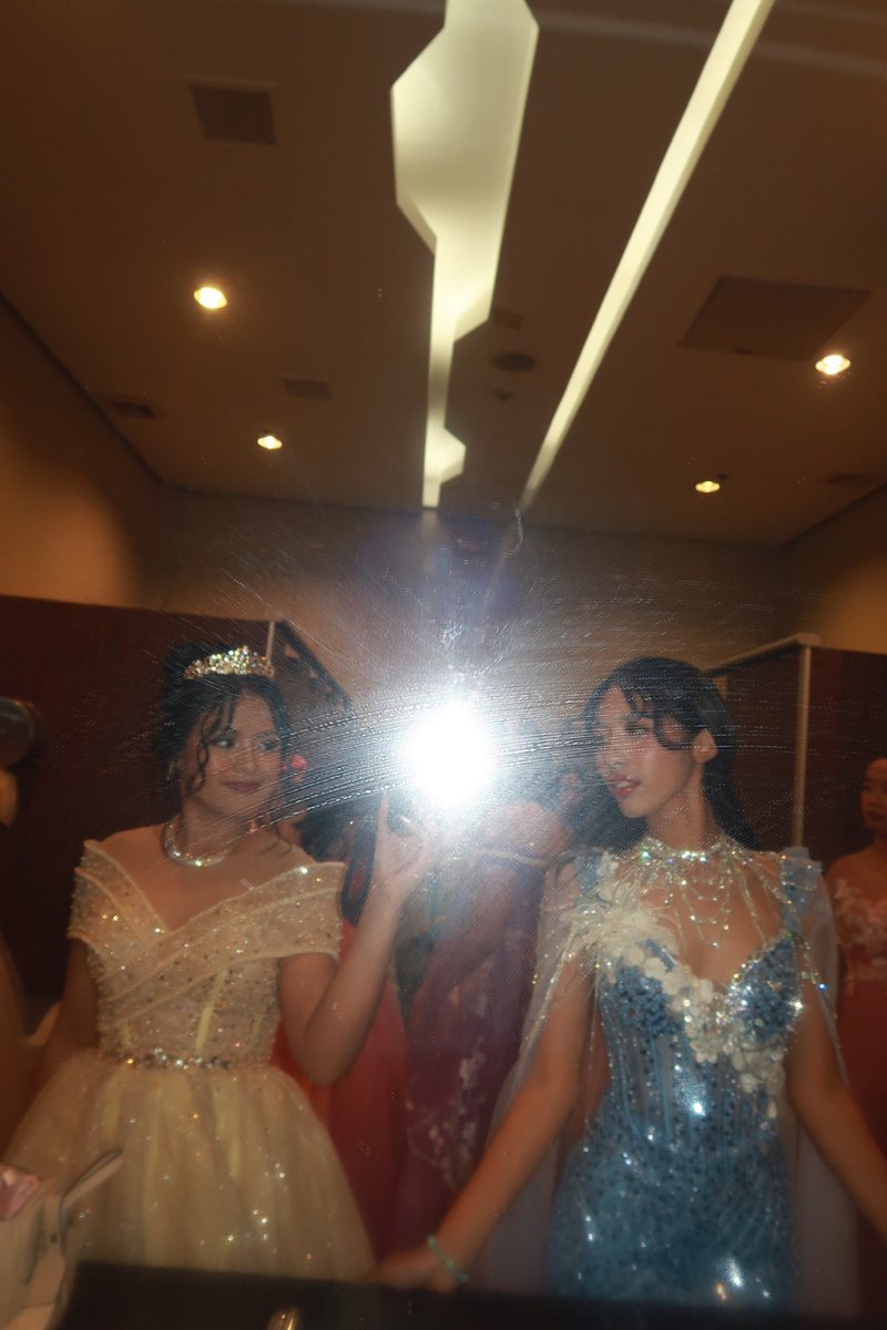 AviniDeborah's tweet photo. How was everybody slaying the prom bruh, not one person looked bad. https://t.co/u1XQJopqW1