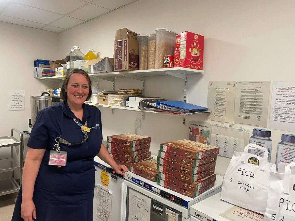 SkitchenEmmie's tweet photo. Another amazing Friday Night takeaway @SkitchenEmmie 122 hot meals ❤️🙏🏽 @Chicos Burnage, plus 80 snack bags ❤️ @FareShareGM plus fresh fruit &amp; food crates all for parents staying with their poorly child @RMCHosp @RMCH_Ward86 @RMCH_BMTU  , PHDU &amp;PICU . WE SEE YOU X https://t.co/kxV7Xmzftg