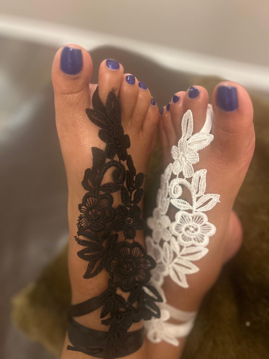 Zinfull_Feet's tweet photo. Here to take away the blues with these sexy blue toes💙💙 #ebonyfeet #bluepedi #prettyfeet https://t.co/pkLngO3WWz