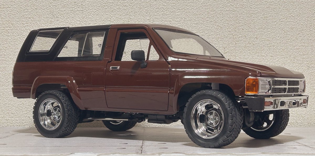 dNKEom8gypQ4DNl's tweet image. こっちのタイヤサイズにするとフロントバンパーカットしてるからか見え方によるとバランス悪いかな。フロントエプロンつけるとまた雰囲気良くなるのかも。
どちらにせよ80年代トヨタ最高⭐️
#RC4WD #エンケイディッシュ　#cc02