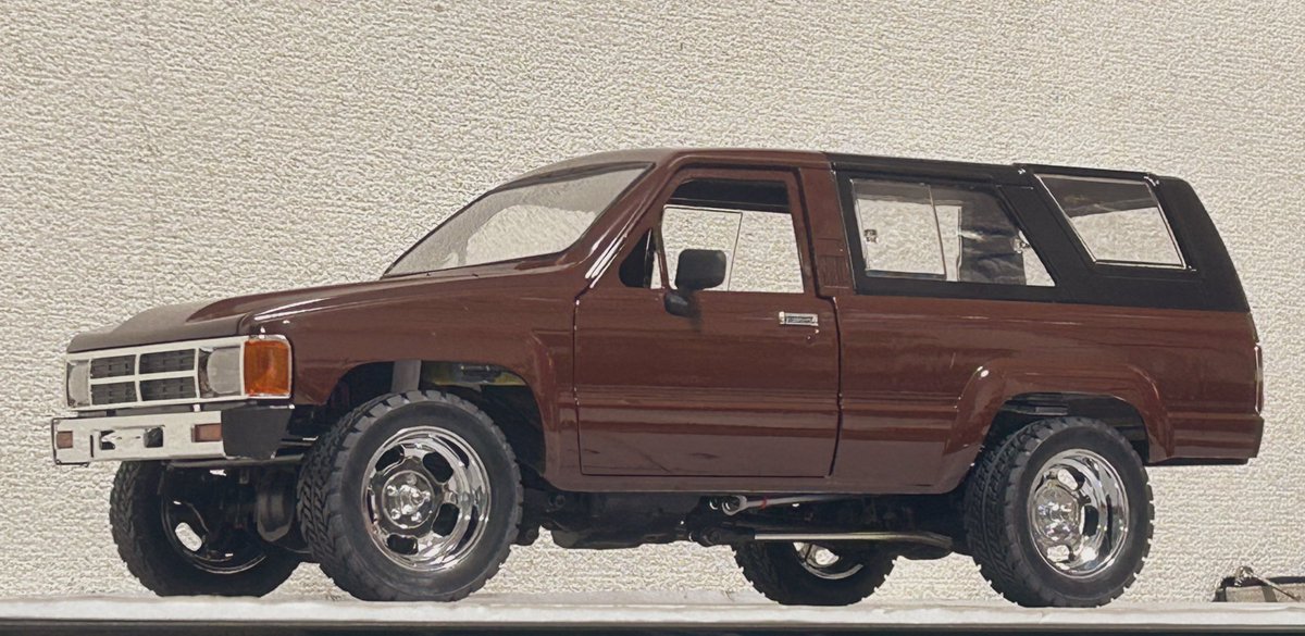 dNKEom8gypQ4DNl's tweet image. こっちのタイヤサイズにするとフロントバンパーカットしてるからか見え方によるとバランス悪いかな。フロントエプロンつけるとまた雰囲気良くなるのかも。
どちらにせよ80年代トヨタ最高⭐️
#RC4WD #エンケイディッシュ　#cc02