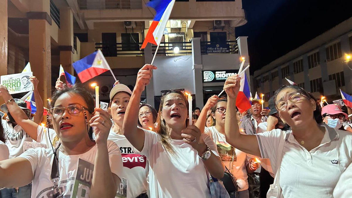 smninews's tweet photo. TINGNAN | Nagkaisa ang mga taga-Roxas City sa isang mapayapang rally at candle lighting bilang pagpapakita ng suporta kay dating Pangulong Rodrigo Duterte, na may temang 'We Stand in Solidarity with PRRD – I Am Not a Capiznon for Nothing.'

#BringPRRDHome
#BringBackPRRD
#Duterte https://t.co/d7s6oeVssf