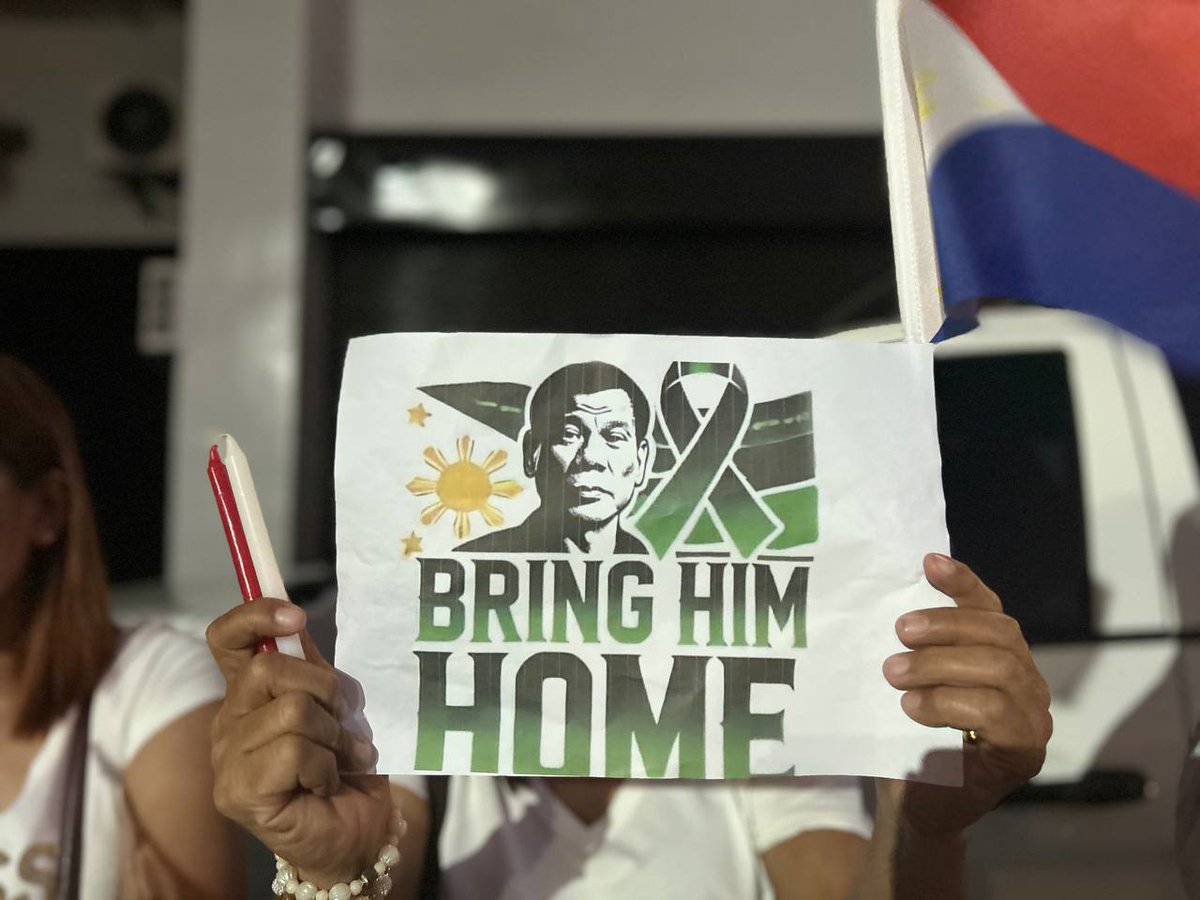 smninews's tweet photo. TINGNAN | Nagkaisa ang mga taga-Roxas City sa isang mapayapang rally at candle lighting bilang pagpapakita ng suporta kay dating Pangulong Rodrigo Duterte, na may temang 'We Stand in Solidarity with PRRD – I Am Not a Capiznon for Nothing.'

#BringPRRDHome
#BringBackPRRD
#Duterte https://t.co/d7s6oeVssf