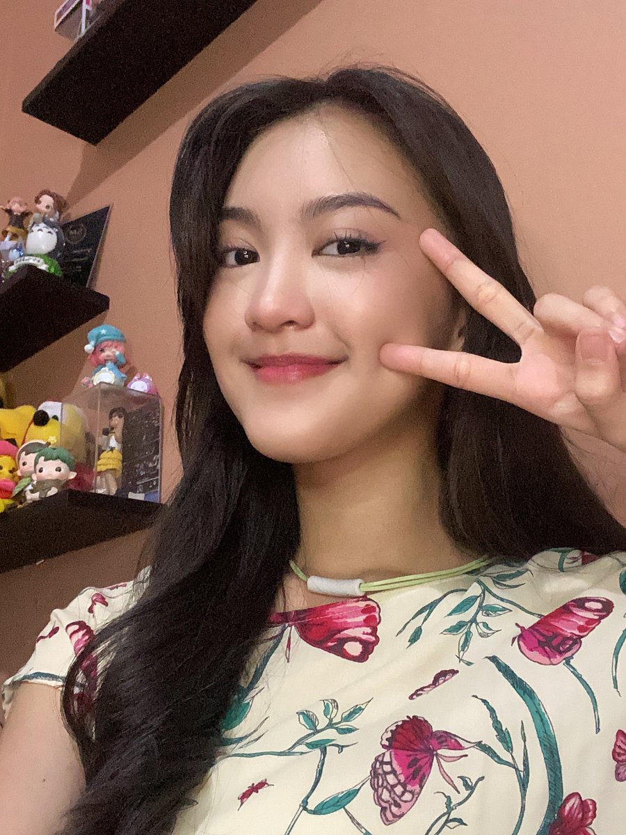 Greesel_JKT48's tweet photo. selalu happy VC sama kalian, makasih sudah sempetin waktu buat bertemu dan cerita" lagi,  salam kenal buat yang baru VC bulan ini, terima kasih juga buat semua apresiasinya mohon dukungannya selalu🤍🤍 https://t.co/U9ovAHLhvh