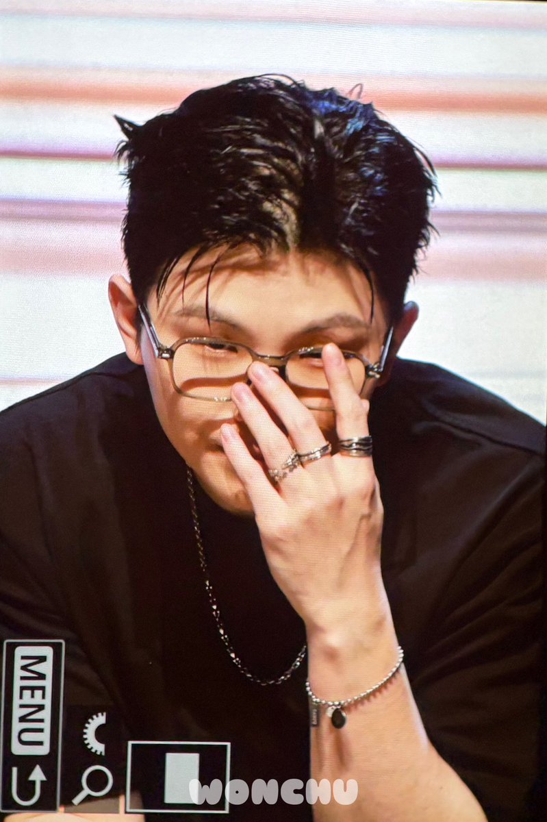 WOOZHlE's tweet photo. When you tried to look serious and ended up looking like Nanami Kento. https://t.co/sAih692eF4