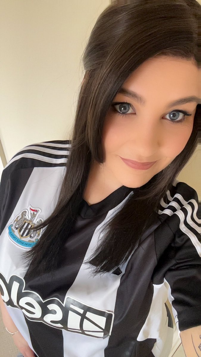 niccooley21's tweet photo. Ready to go! 

Howay the Lads!!!!! 

Let’s do this @NUFC 

#CarabaoCupFinal #NewcastleUnited #letsbringithome #LIVNEW #football 
#howaythelads #Magpies https://t.co/Yv081TxBFo