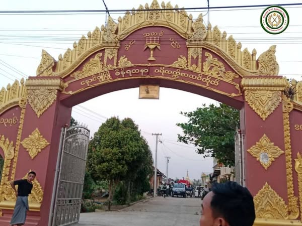 Breaking News
နောင်ချိုဘုန်းကြီးကျောင်း လေကြောင်းတိုက်ခိုက်ခံရ၊သံဃာ ၉ပါးအပါအဝင် ၁၄ဦးထက်မနည်းသေဆုံး
Website Link>> bur.mizzima.com/2025/03/16/495…
#နောင်ချို
#စိန်ရတနာပရိယတ္တိစာသင်တိုက်
#TNLA
#MizzimaBurmeseNews
#မဇ္ဈိမသတင်းဌာန