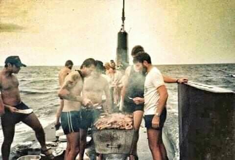 Springbok1973's tweet photo. Braai on a sub.

Tripulaciones sudafricanas, y Aussies, la tradición del braai* en cubierta.

#BushWars #BorderWars #Braai 

*Barbacue in Afrikaans. https://t.co/yPxReBV6PT