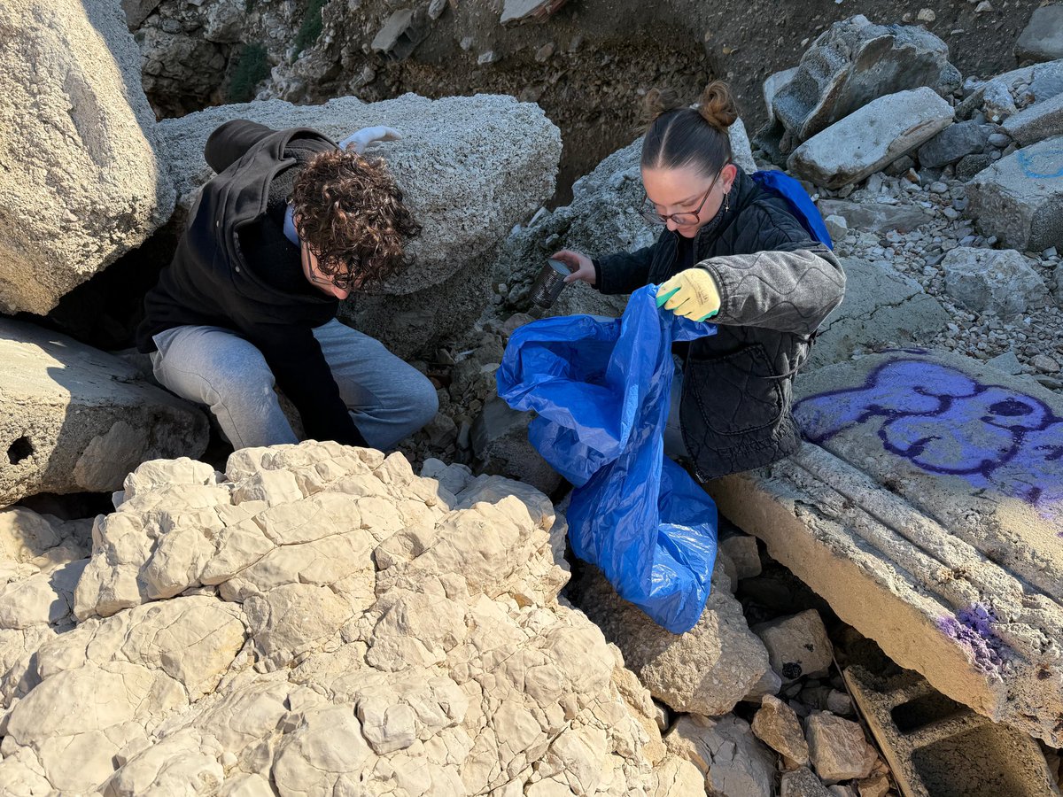 departement13's tweet photo. ♻️ Mobilisation réussie à #Malmousque
Notre #Team13 et #1DéchetparJour ont uni leurs forces pour un grand ramassage de déchets. Grâce aux bénévoles, le littoral marseillais est plus propre.
👏 Merci à tous !
Rejoins-nous 👉 https://t.co/hmrBnCFFy0 https://t.co/sFz82RHJRb