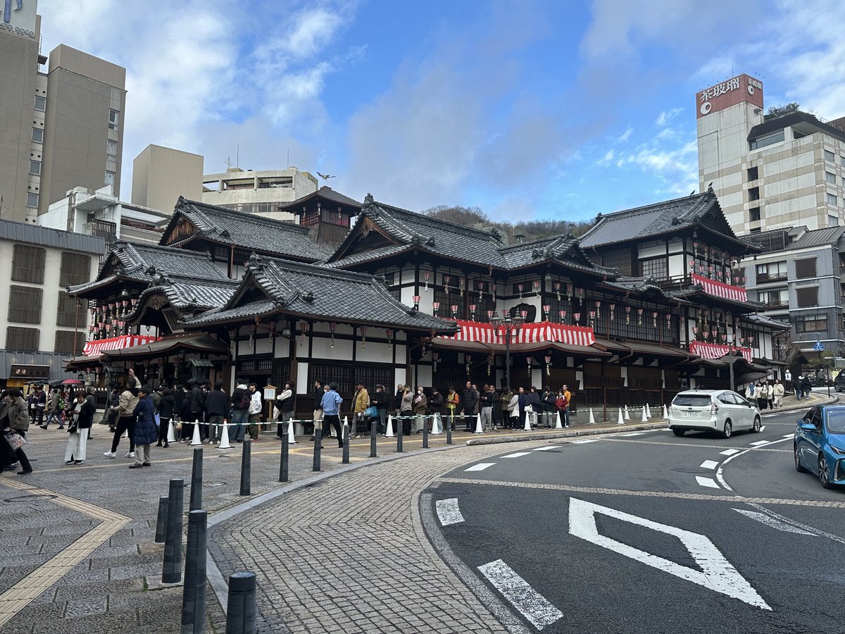 ようこそ道後温泉に！
今日の道後温泉本館は、さすがにとても混んでいて、入浴待ちの方々も並んで待つ状態でした。
懲りずに、またおいでください。