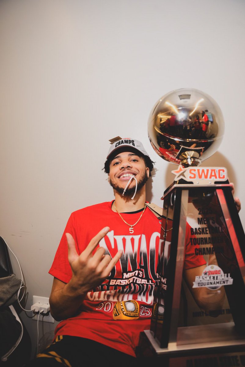 tyler1mack's tweet photo. GOOOOOOOD MORNINGGGGGG🕺🏽💍 https://t.co/JMjN2q8oJv