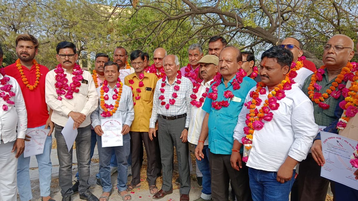 मनोज सिंह पत्रकार (@manoj_singh_42) on Twitter photo फतेहपुर जिला पत्रकार संघ/एसोसिएशन का द्विवार्षिक चुनाव सम्पन्न
अजय सिंह भदौरिया 13वीं बार निर्विरोध अध्यक्ष बने <a href="/AmarUjalaNews/">Amar Ujala</a> <a href="/ABPNews/">ABP News</a> <a href="/aajtak/">AajTak</a> <a href="/dmfatehpur/">DM FATEHPUR</a> <a href="/fatehpurpolice/">FATEHPUR POLICE</a> फतेहपुर जिला पत्रकार संघ/एसोसिएशन का द्विवार्षिक चुनाव सम्पन्न
अजय सिंह भदौरिया 13वीं बार निर्विरोध अध्यक्ष बने <a href="/AmarUjalaNews/">Amar Ujala</a> <a href="/ABPNews/">ABP News</a> <a href="/aajtak/">AajTak</a> <a href="/dmfatehpur/">DM FATEHPUR</a> <a href="/fatehpurpolice/">FATEHPUR POLICE</a>
