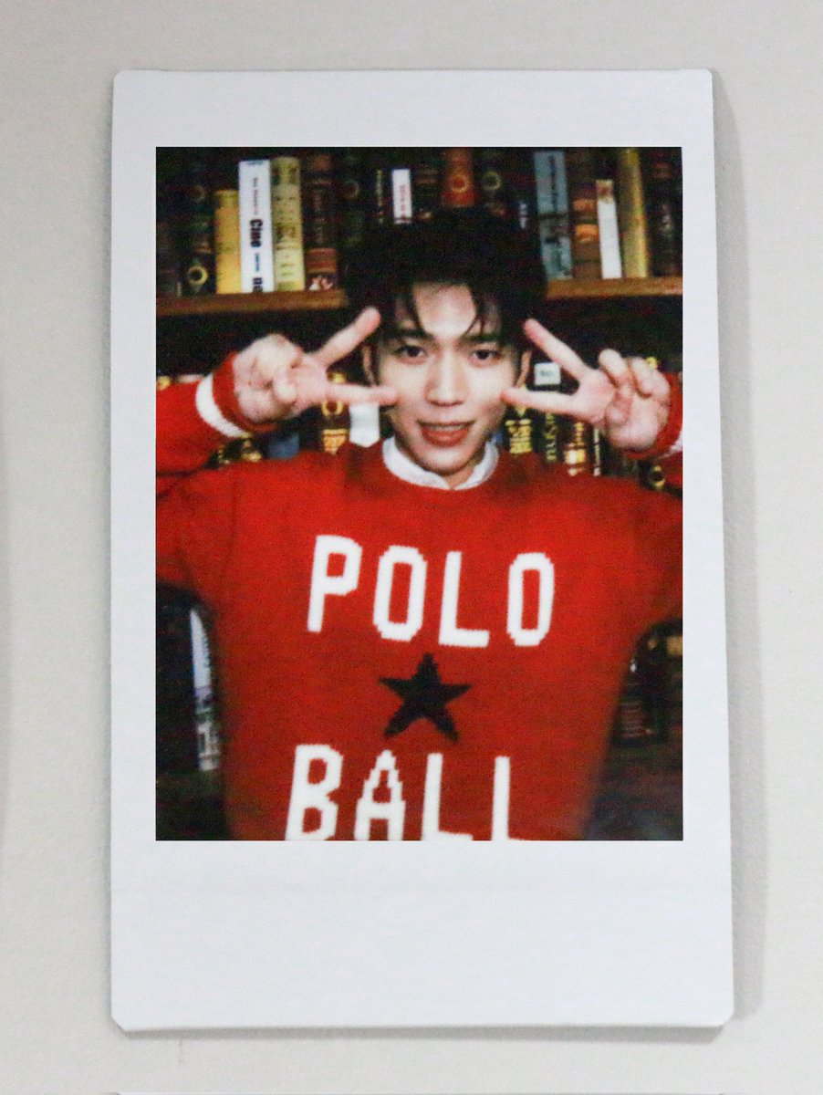 [PHOTO]

    ▶           ◀
     \  \      /  /
ϞϞ(๑⚈ ․̫ ⚈๑)∩

(비장하게 미공개 폴라로이드를 꺼낸다.)

인스피릿이 분명 인피니트의 폴라로이드를
보고 좋아할 거란 삘이 찌르르 왔어 ˗ˋˏ🖤ˎˊ˗
다시는 이런 사랑 ISPR에겐 없어.

#인피니트 #INFINITE
#LIKE_INFINITE #Dangerous