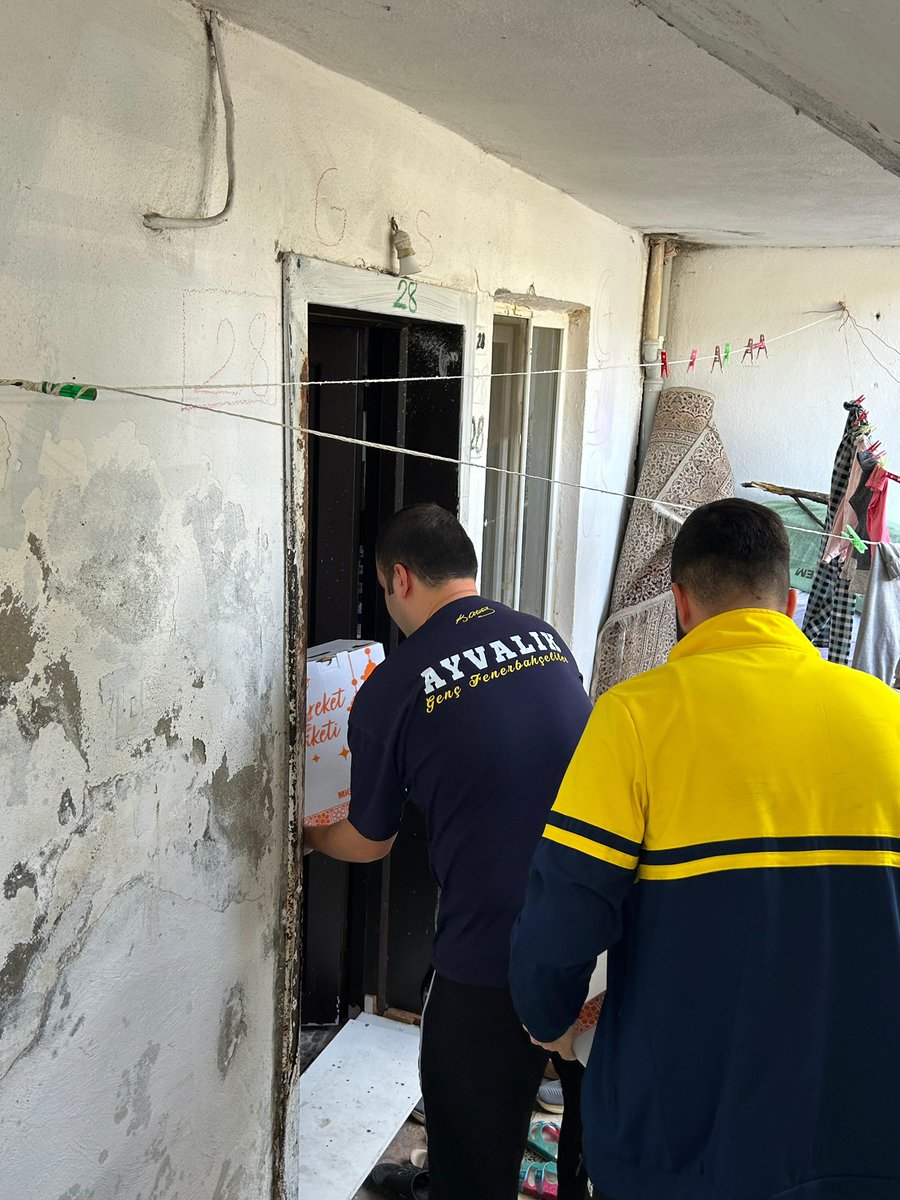 Ayvalık Genç Fenerbahçeliler olarak rahmetli ağabeyimiz Sefa Kalya adına yaptığımız hayırda Ramazan kolilerimizi ihtiyaç sahiplerine ulaştırdık.

#AyvalıkGFB