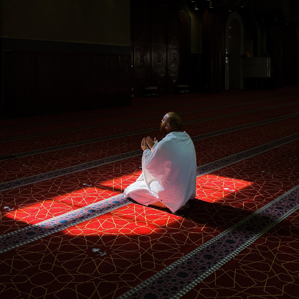 raway_alqasid's tweet photo. "إلهي ما رفعْتُ يدَيَّ إلَّا
إلَيكَ فأنتَ للدَّاعي قَرِيبُ
يَخيبُ الظَّنُّ في كلِّ البَرايَا
ولكنْ فِيك ربِّي لا يَخِيبُ" https://t.co/Aeuulizsyd