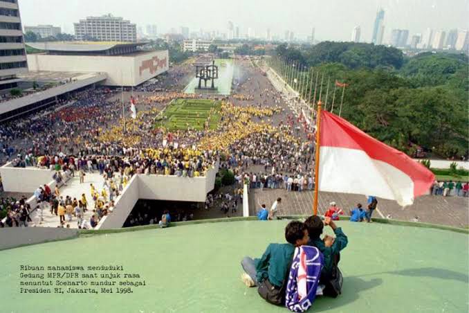 Kalau pakai ukuran legal dan ilegal ala buzzer, semua produk hukum DPR dan rezim Soeharto juga legal dan konstitusional. Termasuk Dwifungsi ABRI.

Justru karena kejahatan yang sistemik selalu legal, maka sejarah mengenal reformasi, revolusi, atau people power.