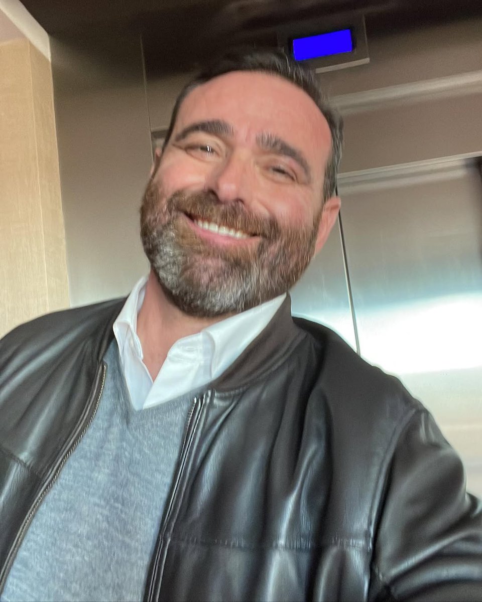 Today is a good time to go out because of the sunshine. I hope everyone has a happy weekend and a good weekend partner