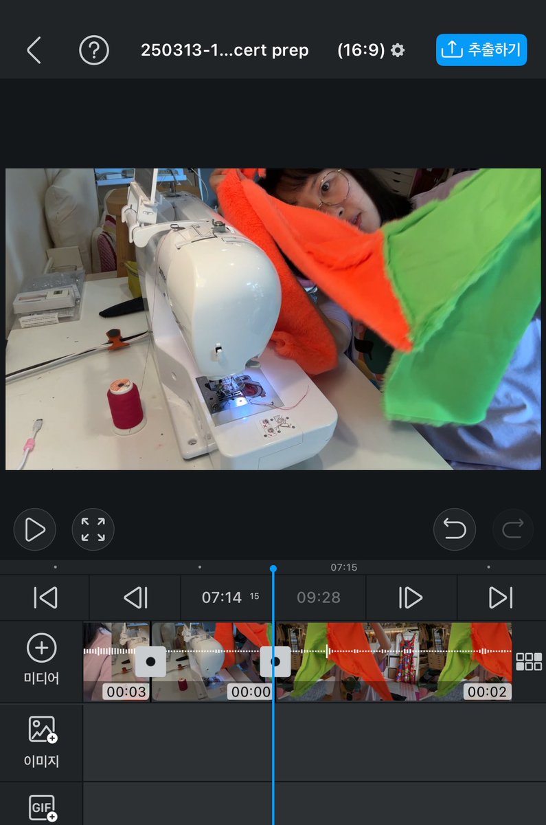 chopoluca's tweet photo. 7 min into the vlog and she still hasn't gone to the concert yet😭 She's still sewing💀
영상이 7분이나 흘렀는데 아직도 재봉틀 박고있는 쇼폴ㅋㅋㅋ 언제 콘서트 가냐😭 준비편 & 본편 나눠야할 판🙉 https://t.co/tYiNYcPqJL