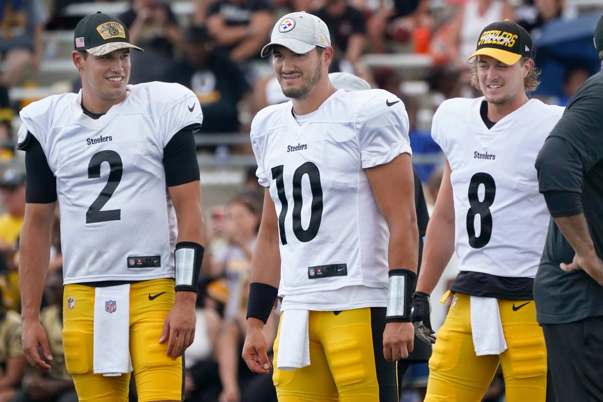 DinkleBurghh's tweet photo. This was my favorite teams QB room I promise you can’t hurt me https://t.co/sXXIoMNLgW