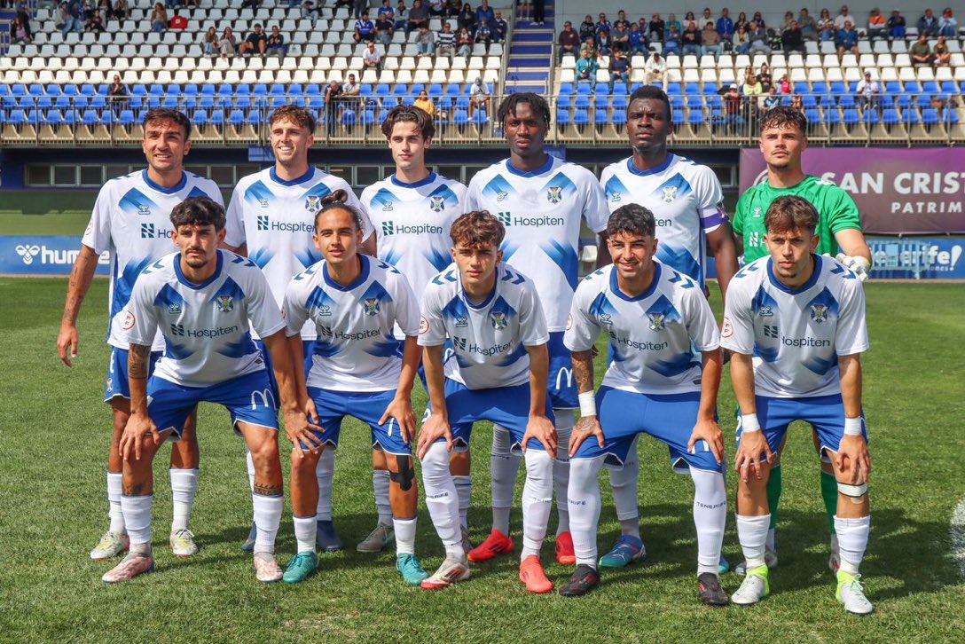 Juanjo_Toledo's tweet photo. ⚽️ El #CDTenerife B nunca había perdido de local 1-3 en una categoría por encima de la #TerceraRFEF. 

⚽️ El 1-3 de hoy ante el #GetafeCF B es la cuarta derrota consecutiva del filial blanquiazul. La segunda seguida en la Ciudad Deportiva Javier Pérez. 

⚽️ El último 1-3 que sufrió el #TenerifeB de local fue el domingo 08/01/2017 ante la @udsanfer 

⚽️ @KikoDeDiego entrenaba al @CDTOficial B y @TinoDeniz a la #UDSanFernando 

#SegundaRFEF