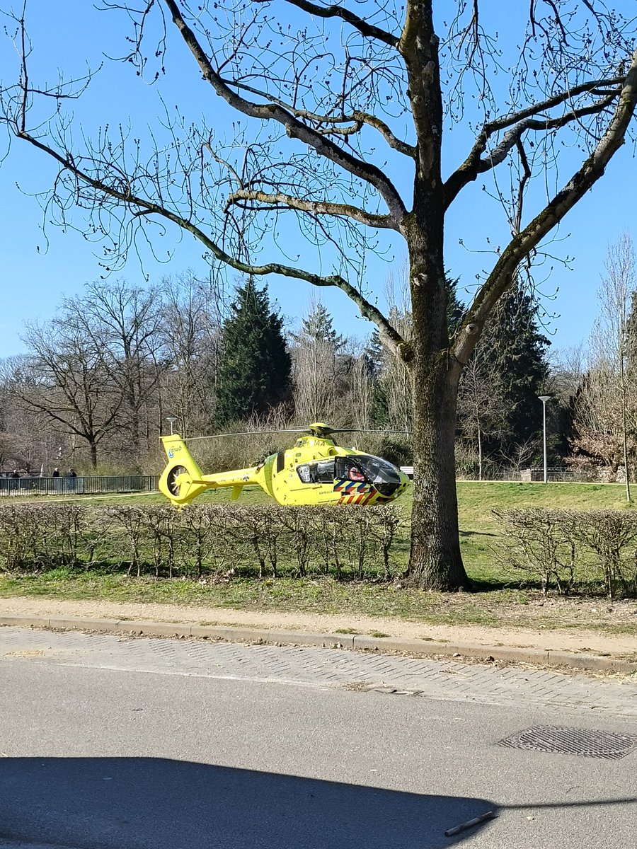 MJ14NUN's tweet image. @Traumaheli_NL net de #lifeliner3 hier aan de overkant die een arts kwam halen bij #cwz in nijmegen