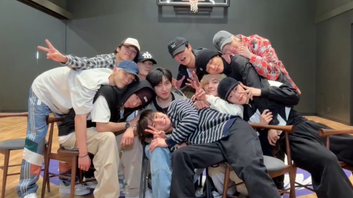 하필 라이브 직전에
넥타 원본사진이 올라와서..............

뜌어어어어 뜌어어어어어 .....