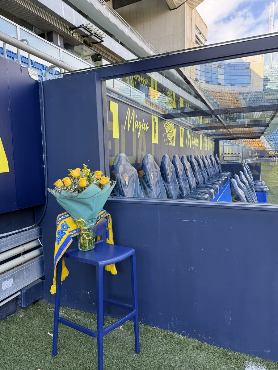 Pequeño gran homenaje en uno de los sitios donde más emociones vivimos y te enamoraste de nuestro Cádiz.

Aquí fue la primera vez donde te distes cuenta de lo que sentías por este club y después lo fuimos siguiendo por todo los campos de España. 

No sabías que eras del Cádiz CF