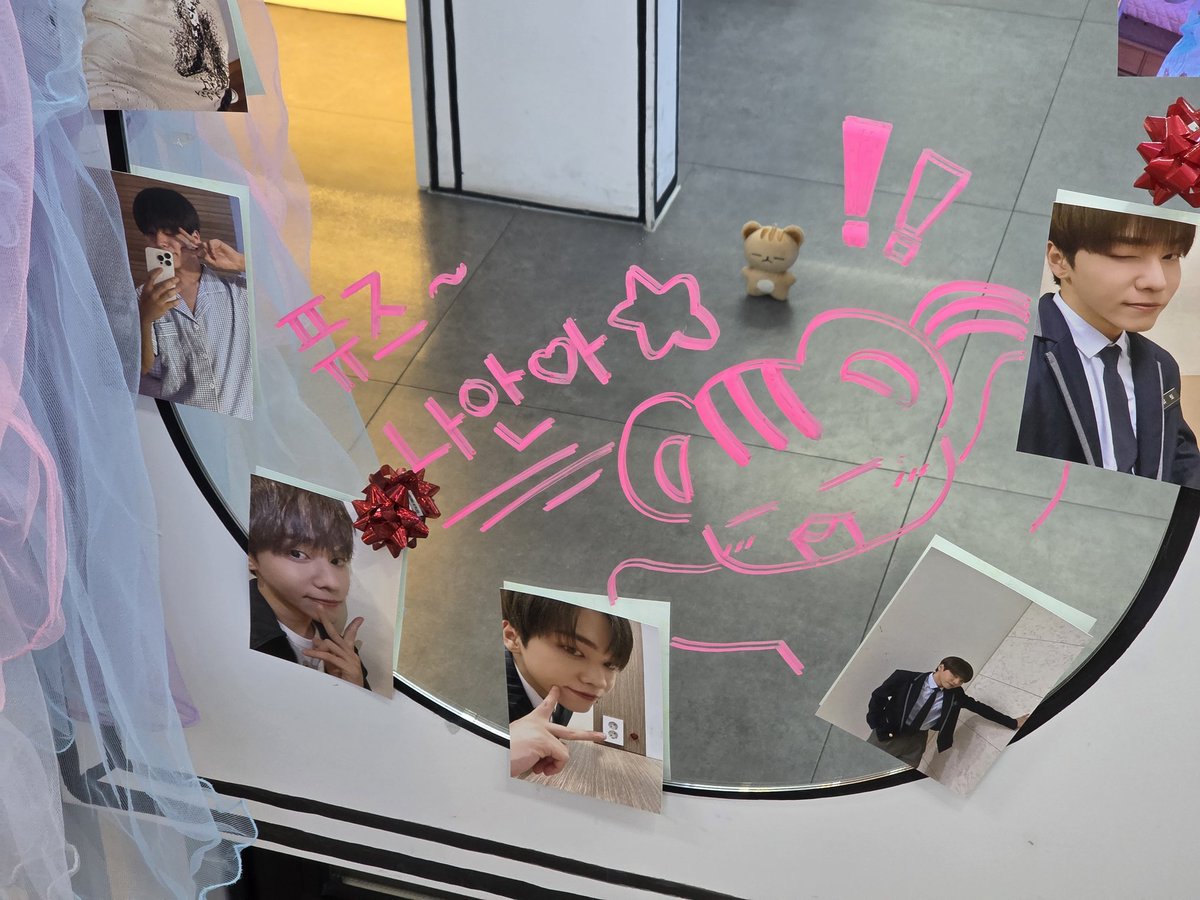 onf_fuss's tweet photo. #PRESENT_IS_U
프레임도 너무 귀엽고 내부 디피도 빨강빨강해서 구경만으로도 선물받은 기분 ..❤️
거울도 하나하나 예쁘게 꾸며져 있어서 프레임 사진도 찍고 거.셀도 많이 찍엇어욤
쥑글쥑글샷도 찍엇는데 넘 맘에 듦 !!! https://t.co/n83Bxsf5Er