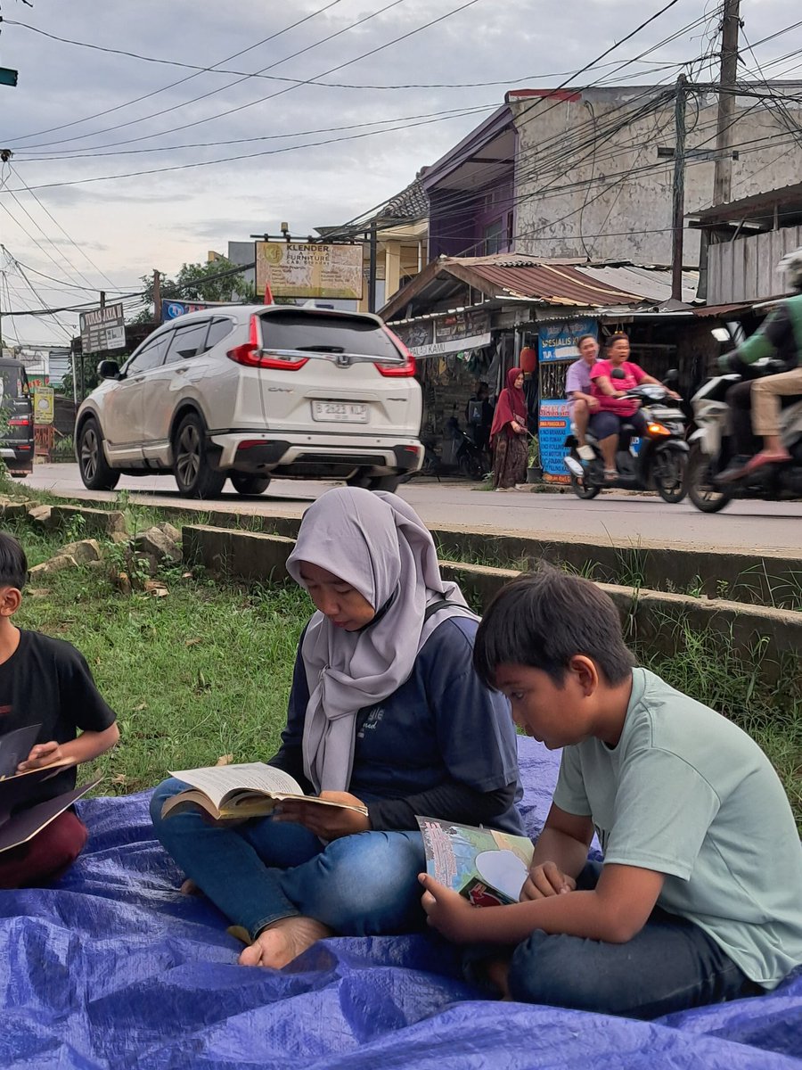 Sudah agak lama aku nggak update soal lapak, tapi lapak <a href="/pustaka_temu/">Lapak Baca Gratis Punya Temi📚</a> masih running seperti biasa thanks to kakak-kakak baik di sekeliling Temi 🥹

Here I'm dropping anak-anak yang ngabuburit sore ini sambil baca buku xixixi 🫶