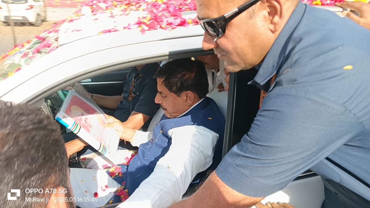 राजगढ़ जिले के जन सेवा मित्रों के द्वारा रोड़ शो में मुख्यमंत्री जी को फाइल समेत मांग पत्र सौंपा गया मुख्यमंत्री जी द्वारा ठोस आश्वासन मिला है तुम्हारे लिए बहुत जल्द कुछ करने वाले हैं कुछ भी चिंता मत करो
#जनसेवा_मित्रों_को_बहाल_करो <a href="/DrMohanYadav51/">Dr Mohan Yadav</a> <a href="/ChouhanShivraj/">Shivraj Singh Chouhan</a> <a href="/prahladspatel/">Prahlad Singh Patel ( वृक्ष से जल, जल से जीवन)</a>