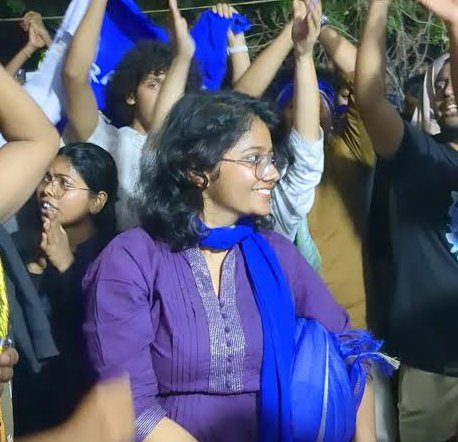 KraantiKumar's tweet photo. LIGHT CAMERA ACTION 🚨 JNU में BAPSA से स्टूडेंट यूनियन की महासचिव प्रियांशी आर्य को सोशल मीडिया पर कुछ लोग अपमानित कर रहे हैं.

प्रियांशी आर्य बौद्ध भूमि उत्तराखंड से हैं. JNU कैंपस में OBC SC ST स्टूडेंट्स की आवाज उठाकर ��न्होंने JNU में ABVP को पराजित किया.

प्रियांशी आर्य अक्सर मुखर होकर आरक्षण, जाति जनगणना और अगड़ी जातियों के ओवर रिप्रजेंटेशन पर खुलकर बोलती हैं.

कुछ दिन पहले उन्होंने JNU कैंपस में सुधारवादी नारे लगाए थे. जो गैर-बराबरी खत्मकर समतामुल्क समाज की स्थापना हेतु लगाए गए.

लेकिन तब से सोशल मीडिया पर कुछ असामाजिक तत्व बहुजन समाज की बेटी प्रियांशी आर्य पर अभद्र टिप्पणी कर अपमानित कर रहे हैं. 

आज भी ये लोग नही चाहते हमारे बच्चे आगे बढ़े, पढ़े और गैर-बराबरी के खिलाफ बोले.