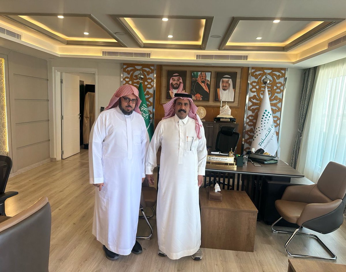 كرّم المدير العام لـ #تعليم_المدينة_المنورة بمكتبه صباح اليوم مدير مجمع عثمان بن شماس التعليمي  ا.حسين بن حسن العرفي، وشكره لقاء الجهود المبذولة في تجويد الأداء التعليمي وتجربة تعزيز #الانضباط_المدرسي المنفذة في المجمع.
#وزارة_التعليم