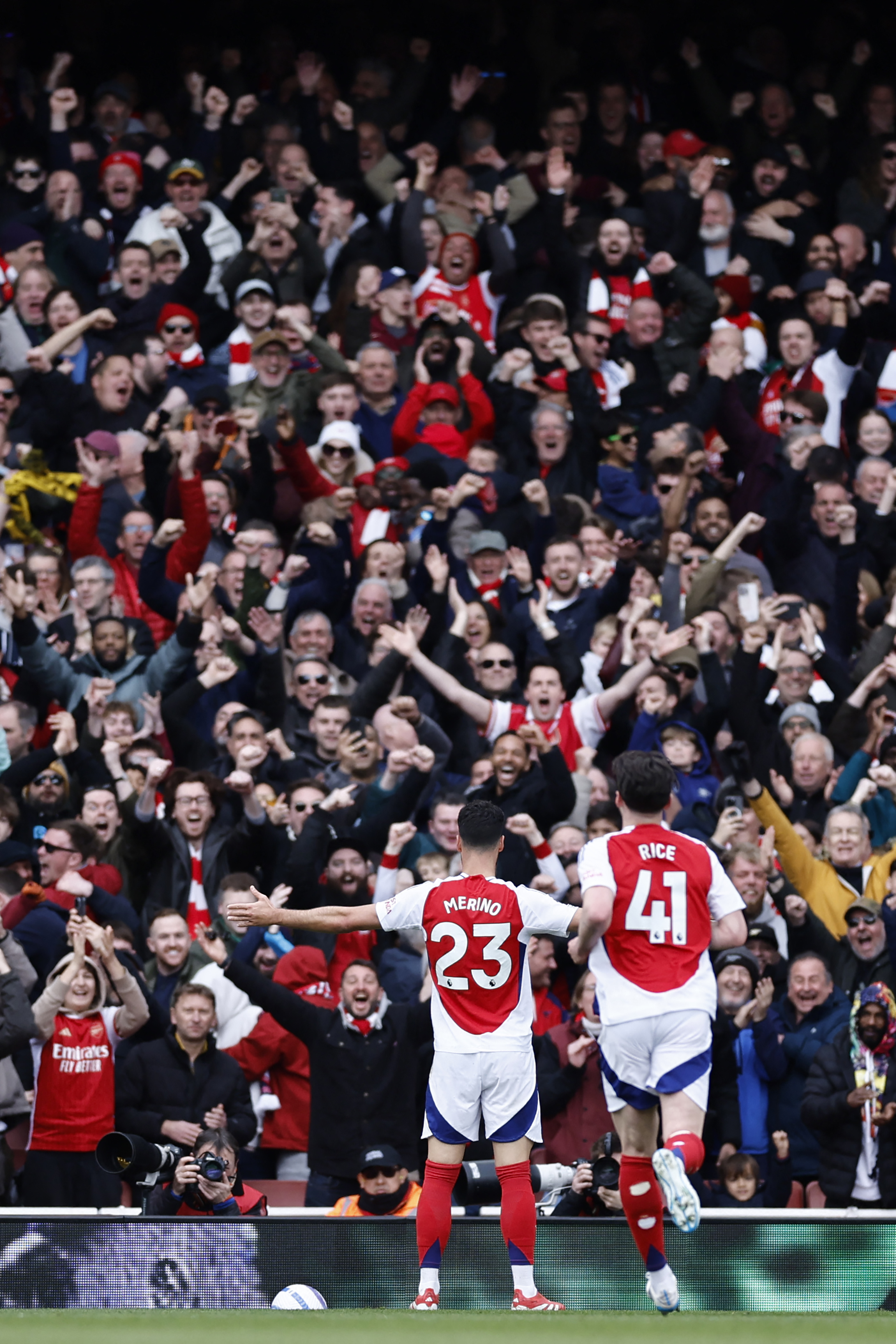 Merino celebra el gol con la afición del Arsenal. Fuente: Arsenal en "X".
