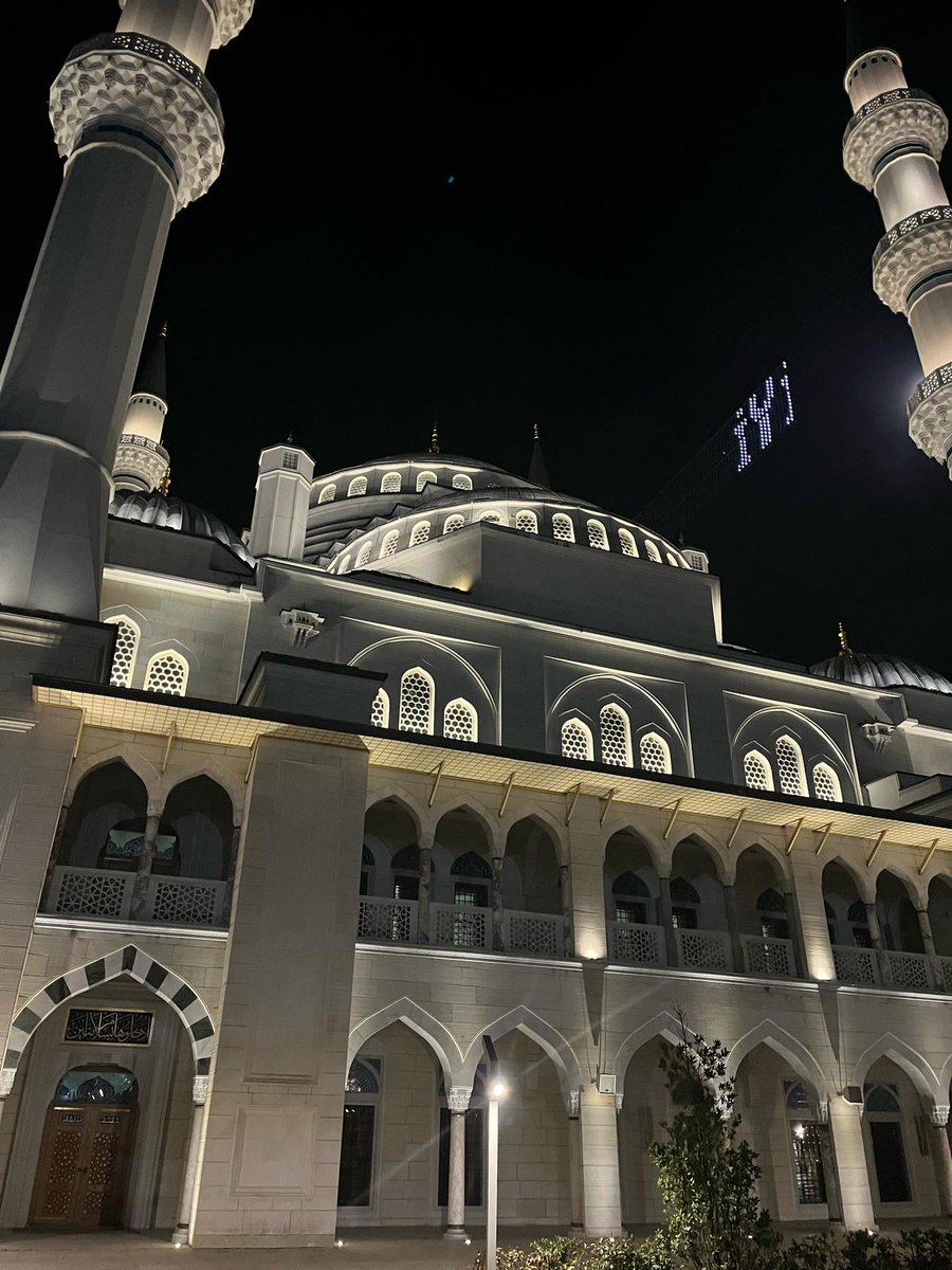 Allah'ım sana çok güveniyorum dualarımı kabul edeceğine yürekten inanıyorum.Yolumu, kaderimi, kalbimi sana teslim ediyorum.Öyle güzel yazılar yaz ki,hayalini yaşayan ve mutluluktan ağlayan kullarından olayım.