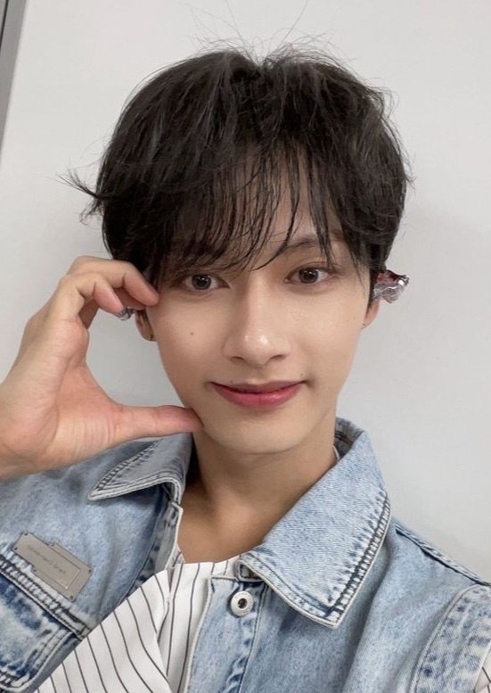 🍓 : bub, lucu ga aku pose gini?
🐱 : gemes banget babe, gimana sih? gini, ya?

#CaratSelcaDay #CSD #MoonJunhui #seventeen #CARAT_SELCA_DAY <a href="/pledis_17/">세븐틴(SEVENTEEN)</a>