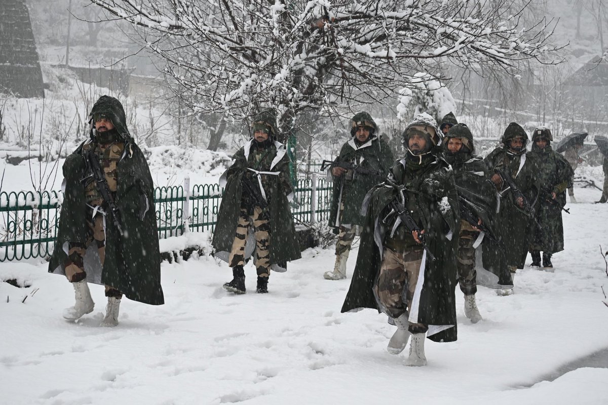 CISFNorth's tweet image. सच है, विपत्ति जब आती है,
कायर को ही दहलाती है,
शूरमा नहीं विचलित होते,
क्षण एक नहीं धीरज खोते,
विघ्नों को गले लगाते है,
कांटो मे राह बनाते है।  -- रामधारी सिंह दिनकर 

 *“संरक्षण एवं सुरक्षा”* 

#CISF #ProtectionAndSecurity #Commitment

@CISFHQrs