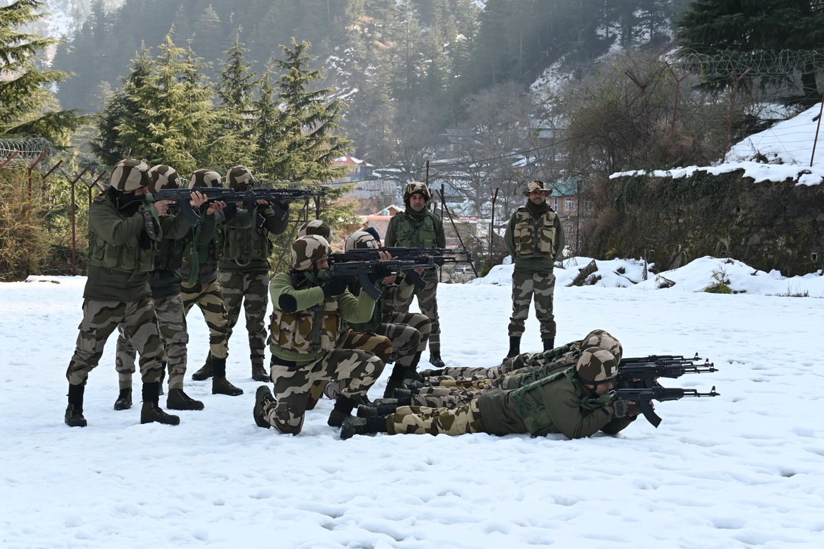 CISFNorth's tweet image. सच है, विपत्ति जब आती है,
कायर को ही दहलाती है,
शूरमा नहीं विचलित होते,
क्षण एक नहीं धीरज खोते,
विघ्नों को गले लगाते है,
कांटो मे राह बनाते है।  -- रामधारी सिंह दिनकर 

 *“संरक्षण एवं सुरक्षा”* 

#CISF #ProtectionAndSecurity #Commitment

@CISFHQrs