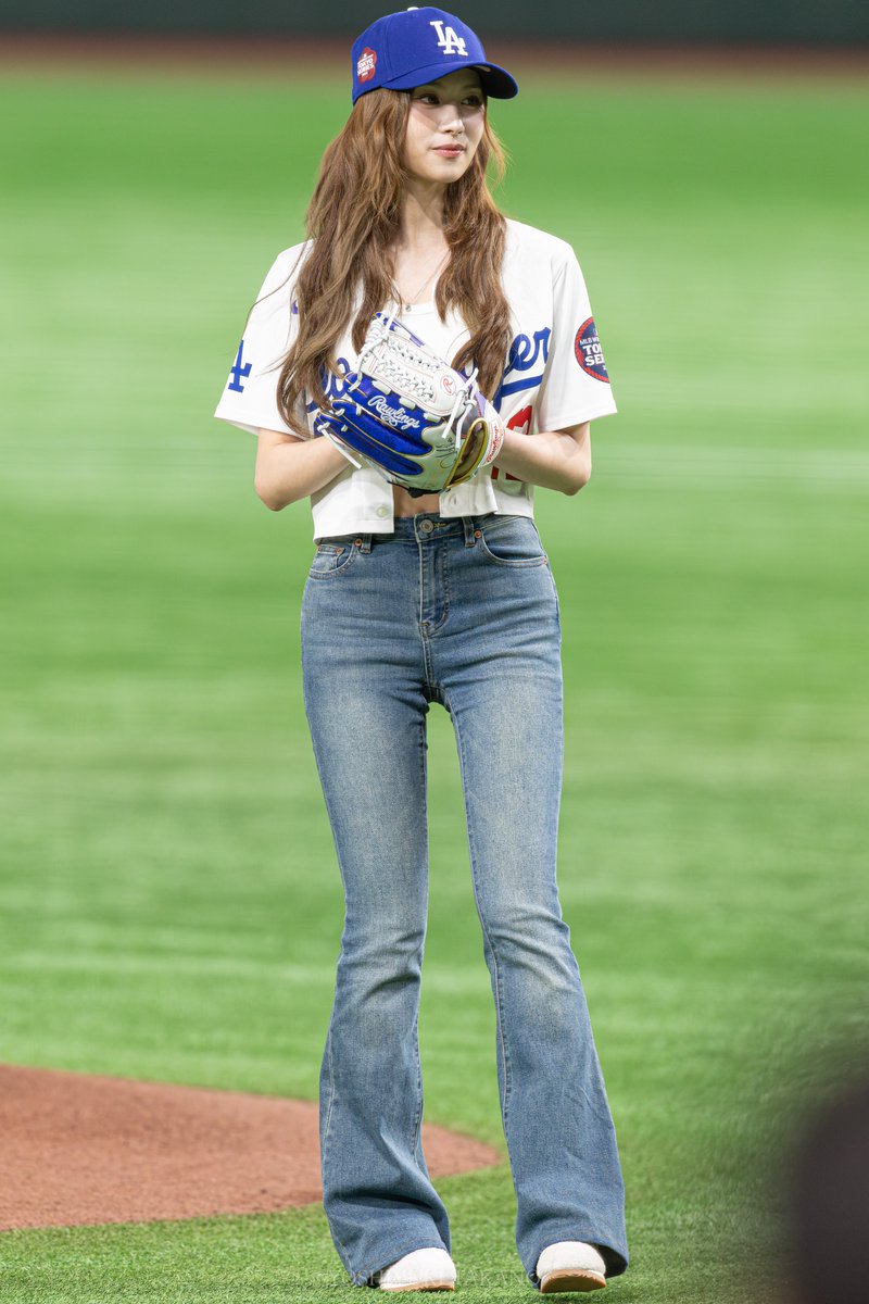 始球式のサナちゃん。 スタイル良すぎませんか… #SANA #MISAMO #TWICE