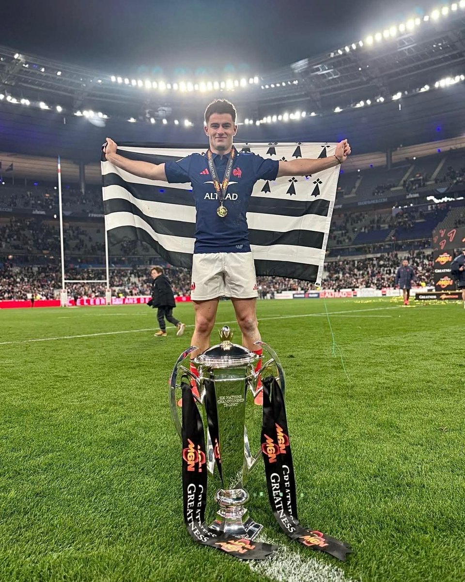 BreizhRugby's tweet photo. La pépite du rugby breton @NolannGarrec qui pose avec la Coupe du Tournoi des 6 Nations et le Gwenn-ha-Du au Stade de France, une image rare.
À seulement 22 ans, Nolann pourrait en gagner d'autres et ainsi dépasser ses aînés Gérard Bouguyon et Jean Le Droff.
Gourc'hemennoù paotr. https://t.co/9IN2q2LqmK