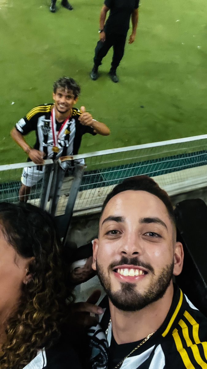 DAYVlSON's tweet photo. Apenas uma selfiezinha com o melhor camisa 10 do Brasil! 📸🤳🏻🐔

Gustavo Scarpa! 🛹🔟🎩 https://t.co/43gvKk0vkg