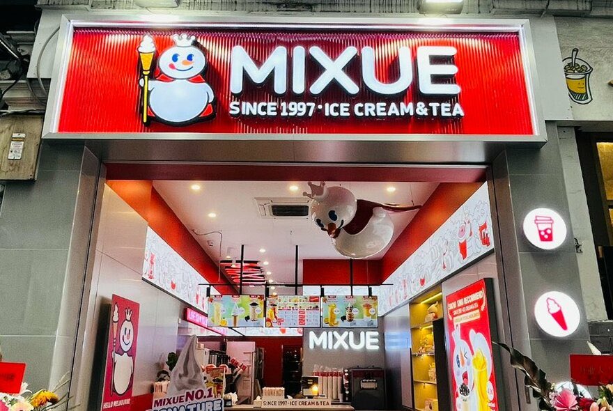 umarmaggi's tweet photo. Fenomena produk China.

Sekarang ni makin agresif melampau.

Elektronik, fesyen, f&amp;b, semua dia tapau.

One of it?

Mixue.

Skrg ada lebih 45,000 outlet worldwide.

Kat Malaysia? 300+ outlets.

Estimated revenue? Billions !

Cerita Mixue yg ramai tak tahu: https://t.co/p5DuanfU76