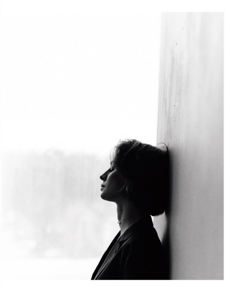 محبتیں بھی مقدروں میں درج ہوتی ہیں 
کسی کا رزق کسی کو نہیں ملتا🫠