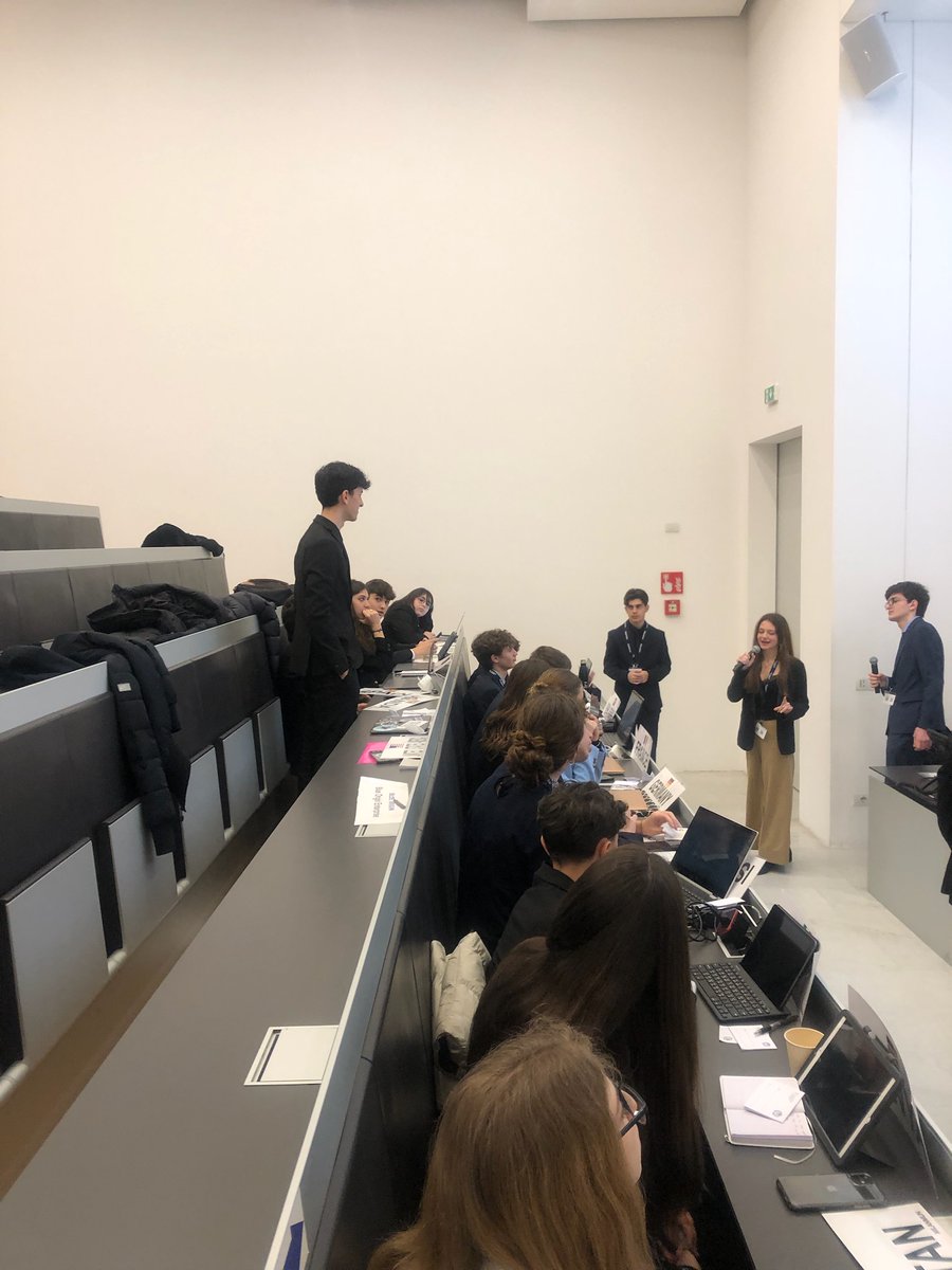 LpoFrancoise's tweet photo. Et depuis, les débats battent leur plein... https://t.co/xQKn3mCCmI
