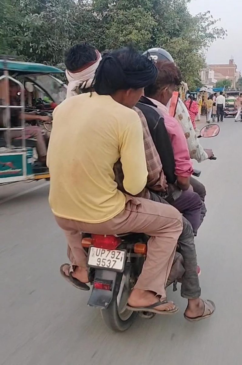 bstvlive's tweet image. 🚨 औरैया- एक बाइक पर सवार 5 लोग, वीडियो वायरल

🎥 &quot;वाहन चेकिंग के नाम पर होती है खानापूर्ती&quot;

📍 &quot;सदर कोतवाली क्षेत्र का बताया जा रहा वीडियो&quot;

#Auraiya #TrafficViolation #Overloading #ViralVideo #PoliceAction #SafetyConcerns @auraiyapolice @uptrafficpolice