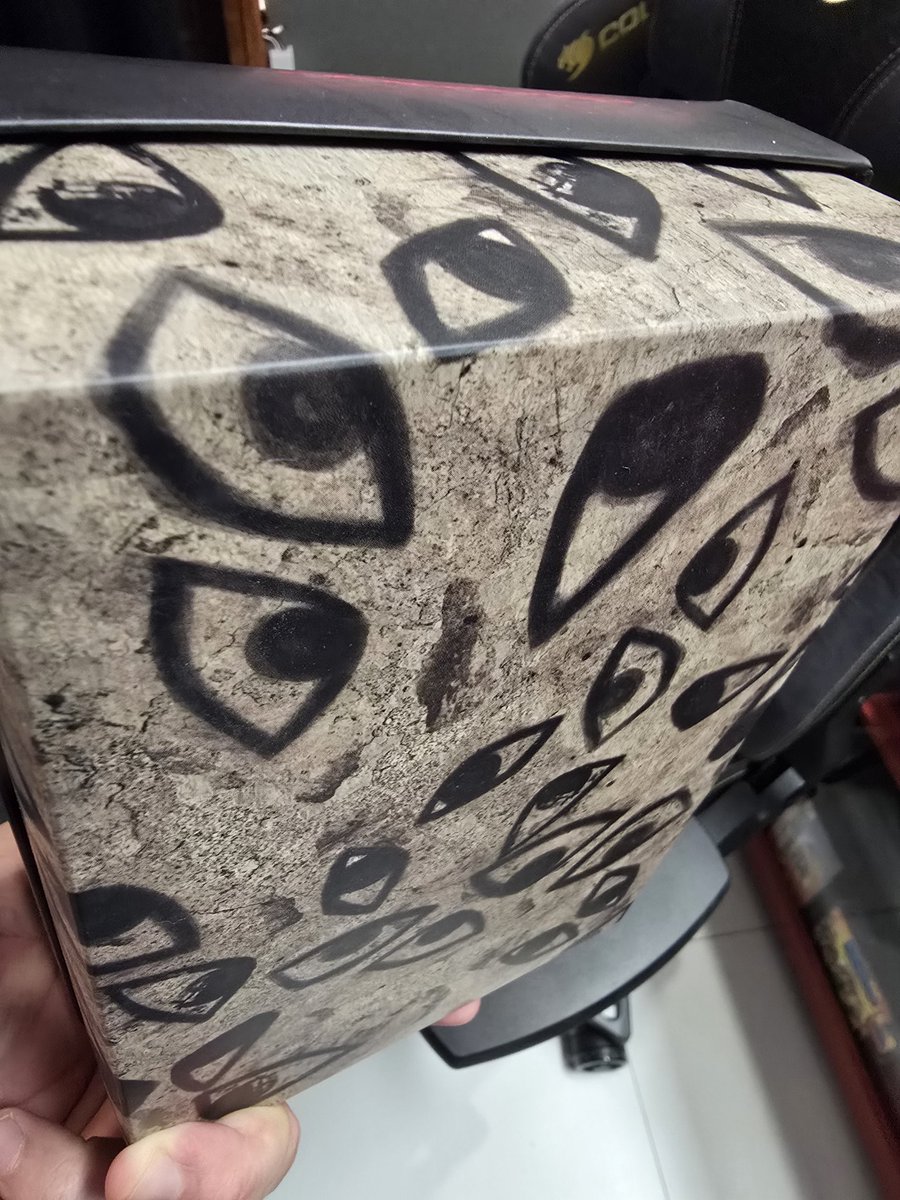 (Tradução Do Português 🇧🇷): Vish Gente Que Caixa Estranha Que Chegou Aqui... O Que Será Que é? Para Ver o Futuro, Às Vezes Você Precisa Entender o Passado. #EnigmaDoMedo (Translation From English 🇺🇸): Wow, What a Strange Box That Arrived here... What Could it Be? #EnigmaOfFear